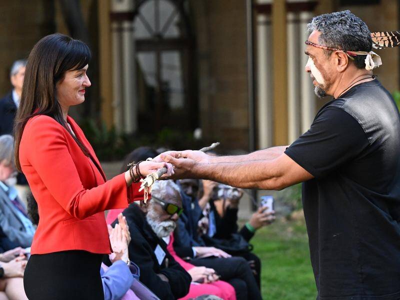 Minister Leanne Linard and Waanyi traditional owner Alec Doomadgee at the transfer ceremony. (Darren England/AAP PHOTOS)